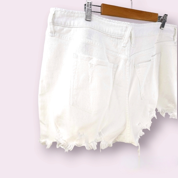 Good American 22 Shorts The Bombshell Destructed White Cut-Off Shorts - Picture 4 of 15